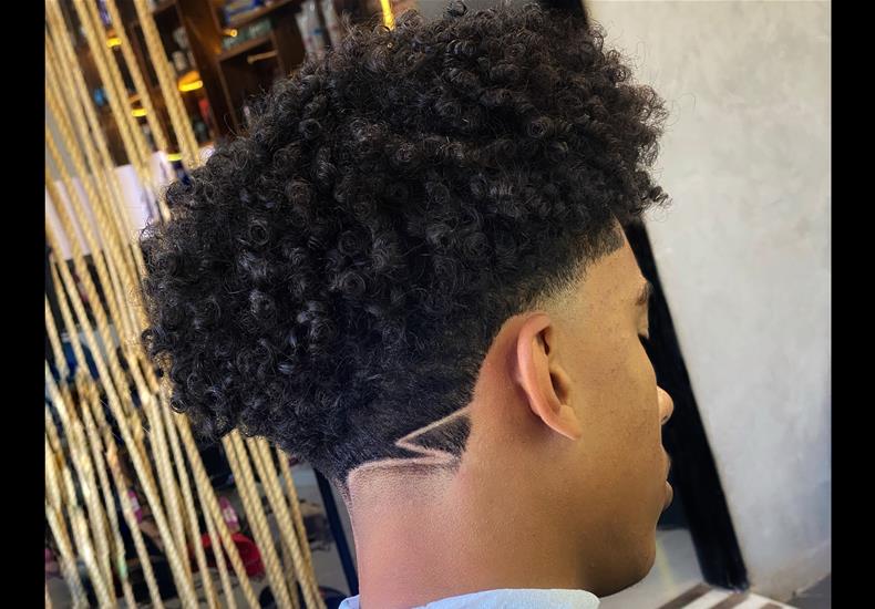 Corte cacheado com desenho