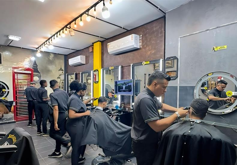 Equipe da Barbearia Jorge Bezerra em atendimento