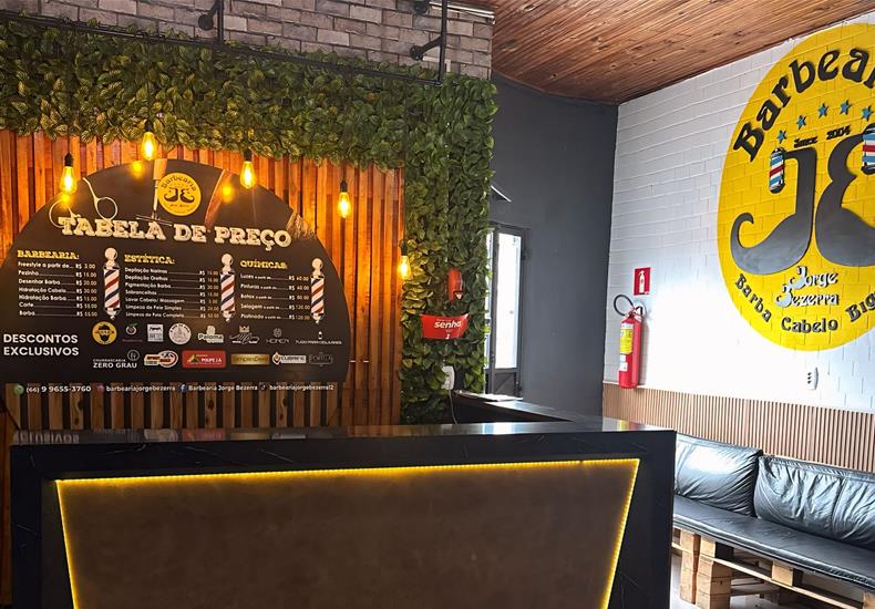 Recepção da Barbearia Jorge Bezerra com tabela de preços
