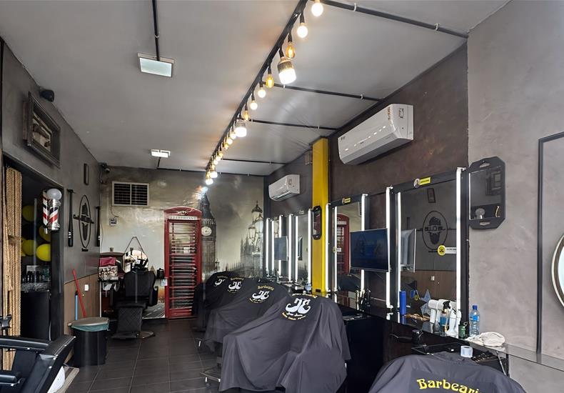 Interior moderno da Barbearia Jorge Bezerra